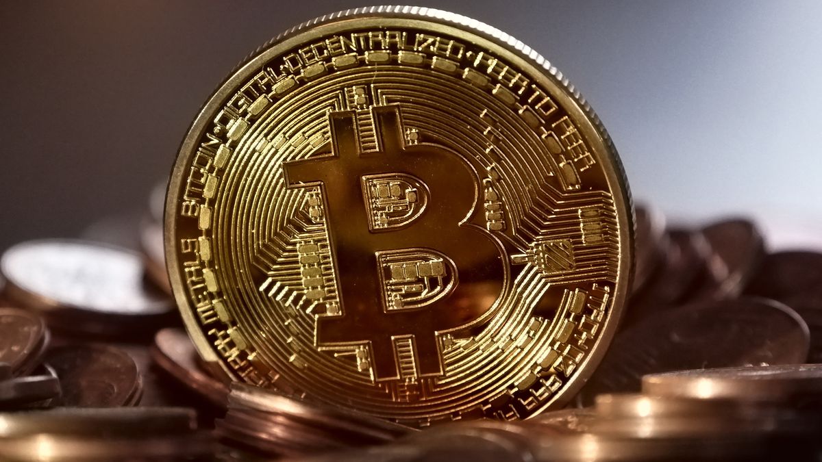 Bitcoin za 24 hodin spadl téměř o desetinu. Je pod hodnotou 30 tisíc dolarů